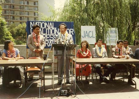 1988AugReaganSignspressconf